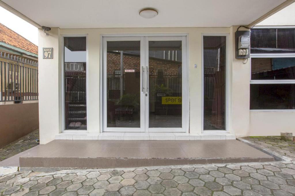 Hotel Reddoorz Syariah Near Transmart Mall 2*
