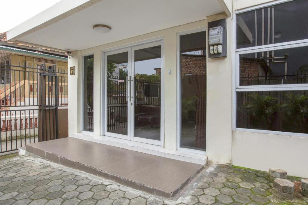 Reddoorz Syariah Near Transmart Mall Hotel 2*