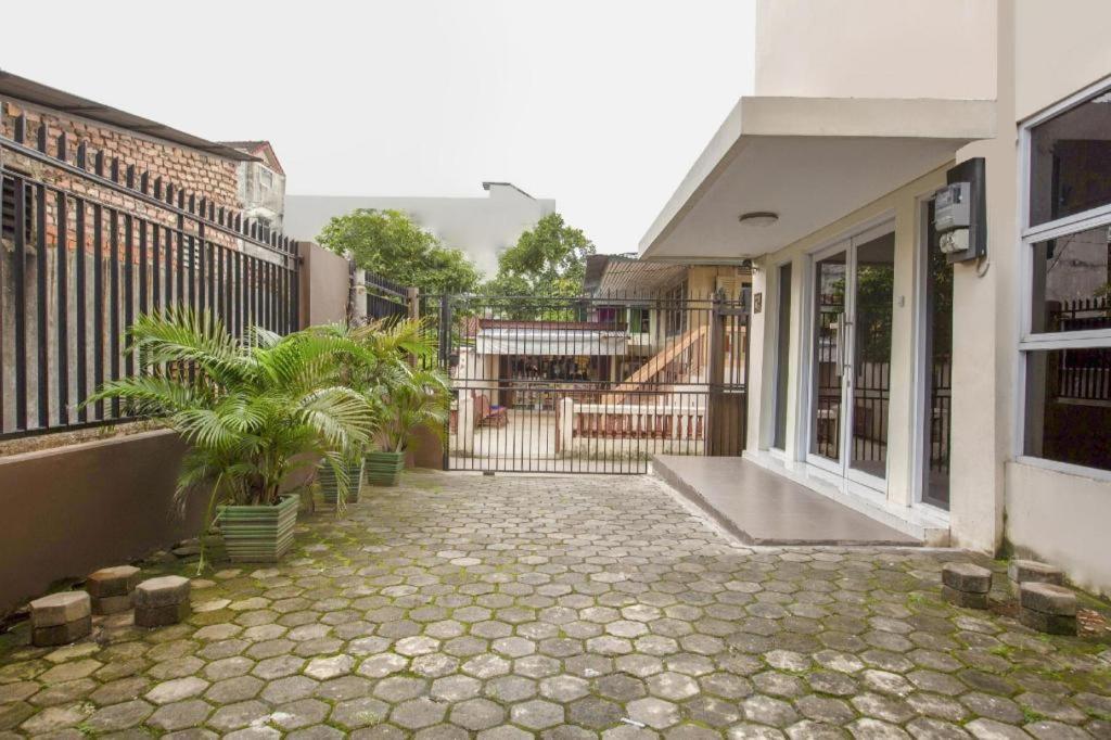 Reddoorz Syariah Near Transmart Mall Hotel 2*