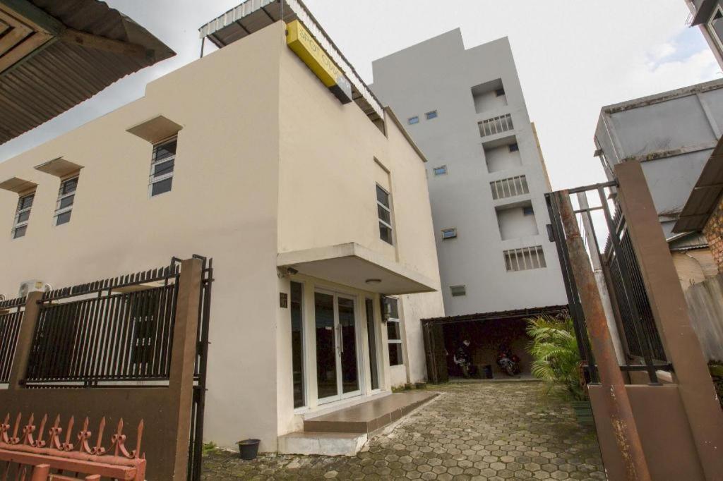 Hotel Reddoorz Syariah Near Transmart Mall Palembang