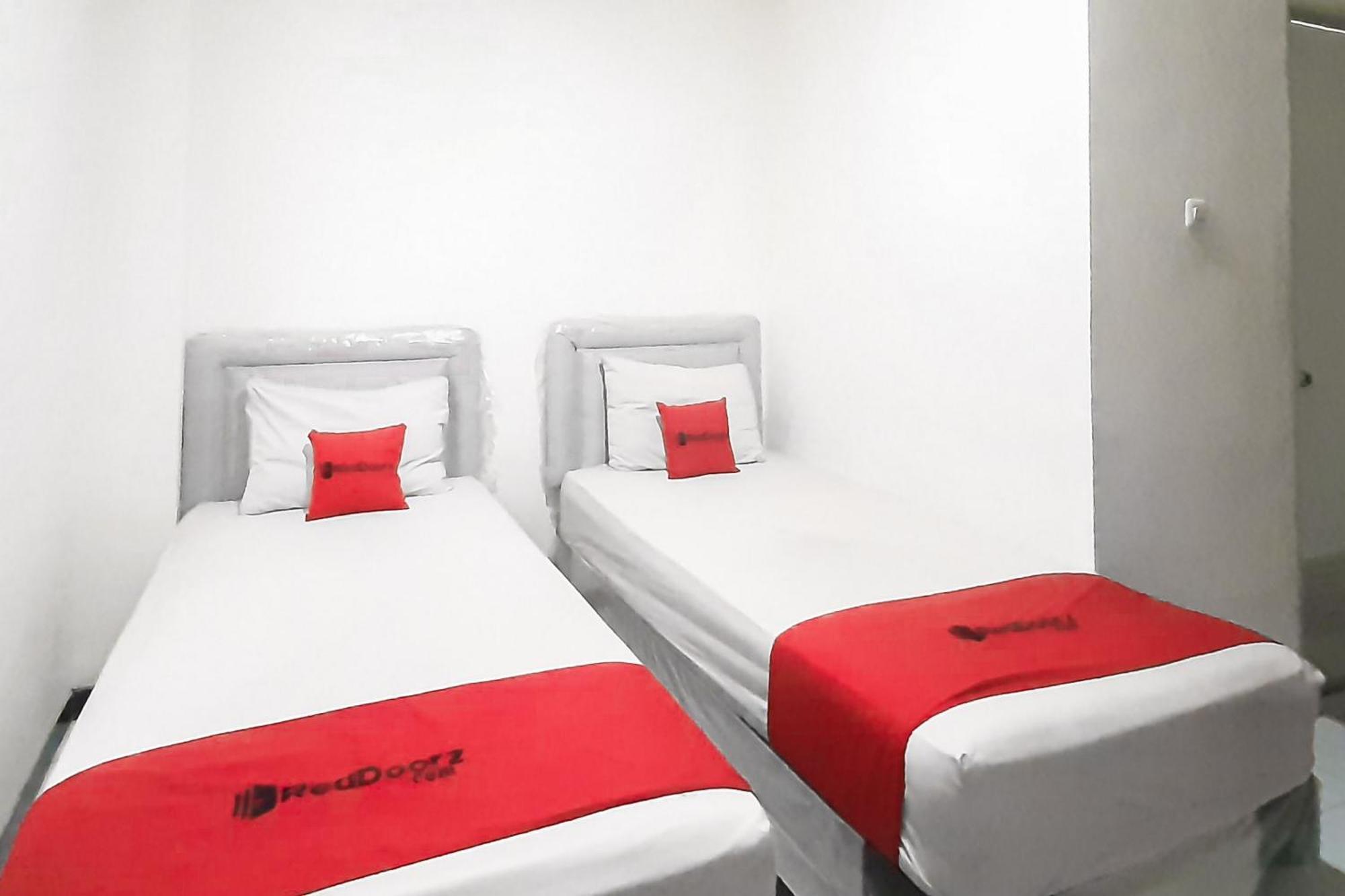 Reddoorz Syariah Near Transmart Mall Hotel